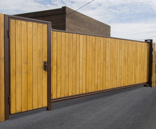 Деревянные ворота в Светлограде